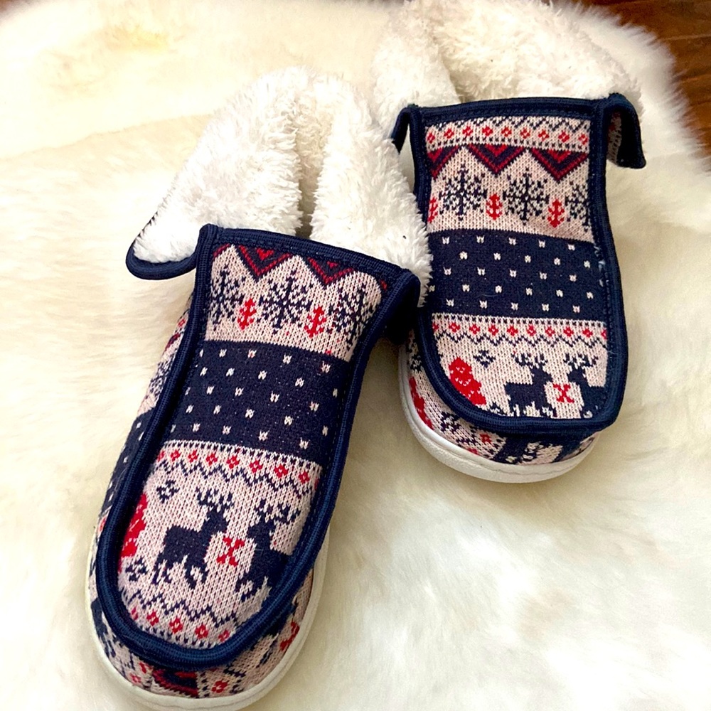 Absolutely cute cabin vibe fleece lined indoor/outdoor slippers in size 8